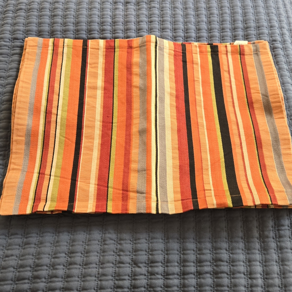 Crate & Barrel 7 placemats - Picture 4 of 12